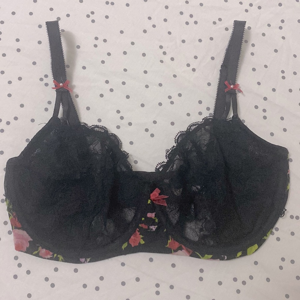 🌹Black lace and rose print bra with pearl accentuated bow details. Size 34DD